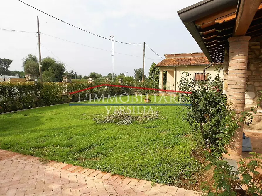 Immagine 61 di Villa in vendita  a Pietrasanta