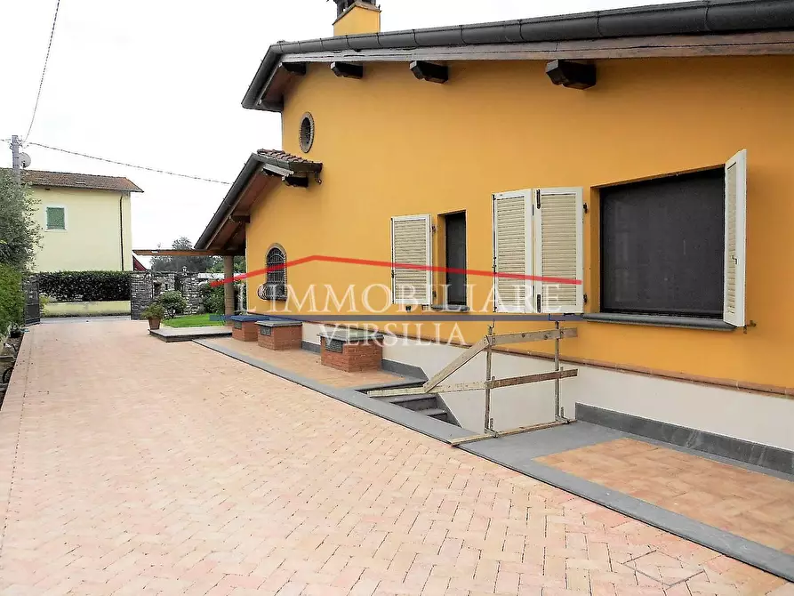 Immagine 26 di Villa in vendita  a Pietrasanta