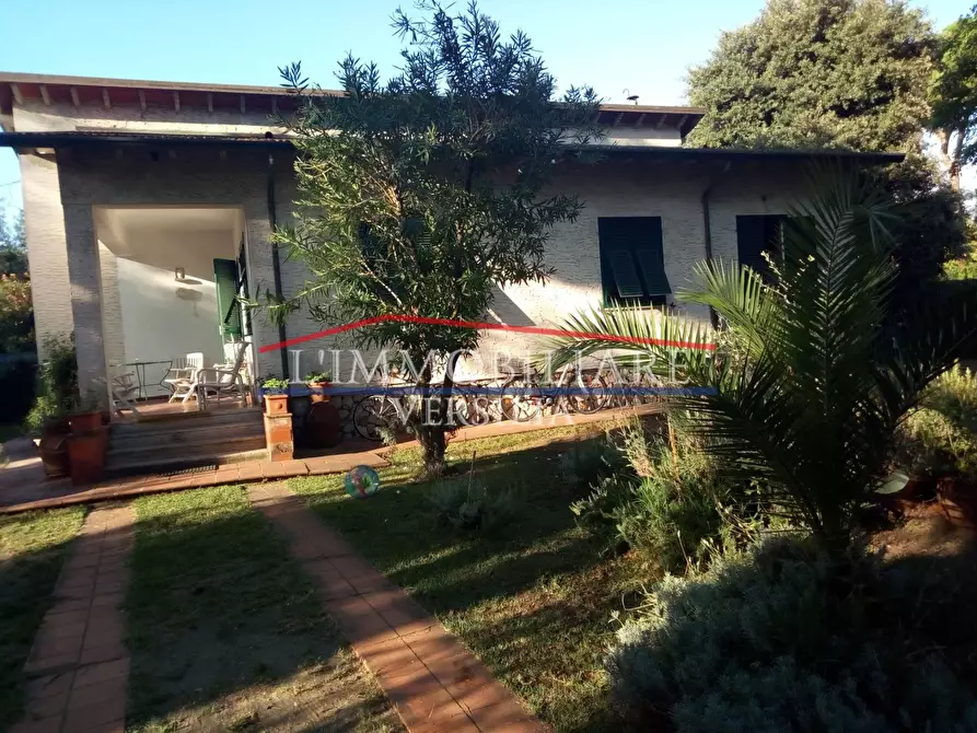 Immagine 21 di Villa in vendita  a Massa