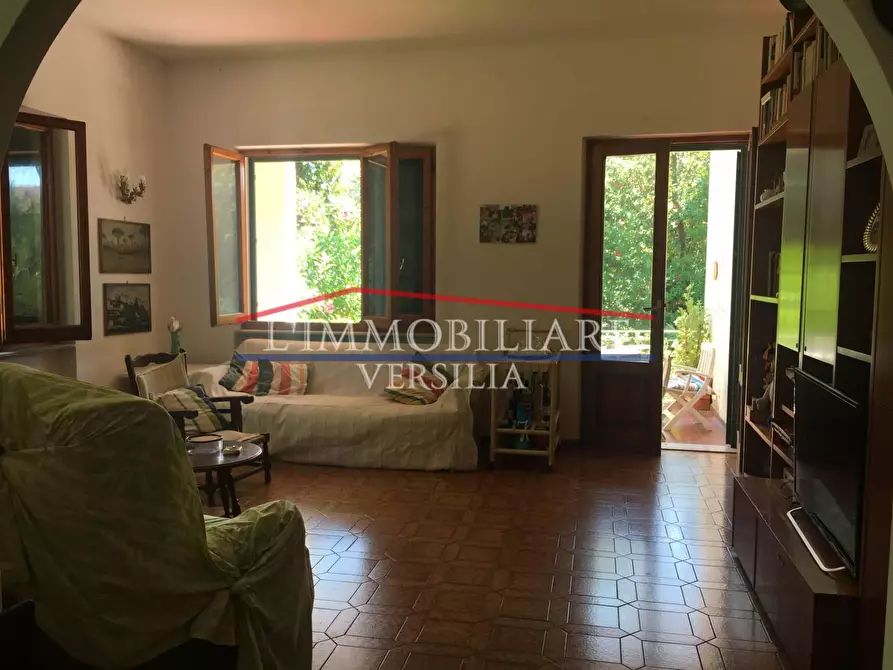 Immagine 8 di Villa in vendita  a Massa