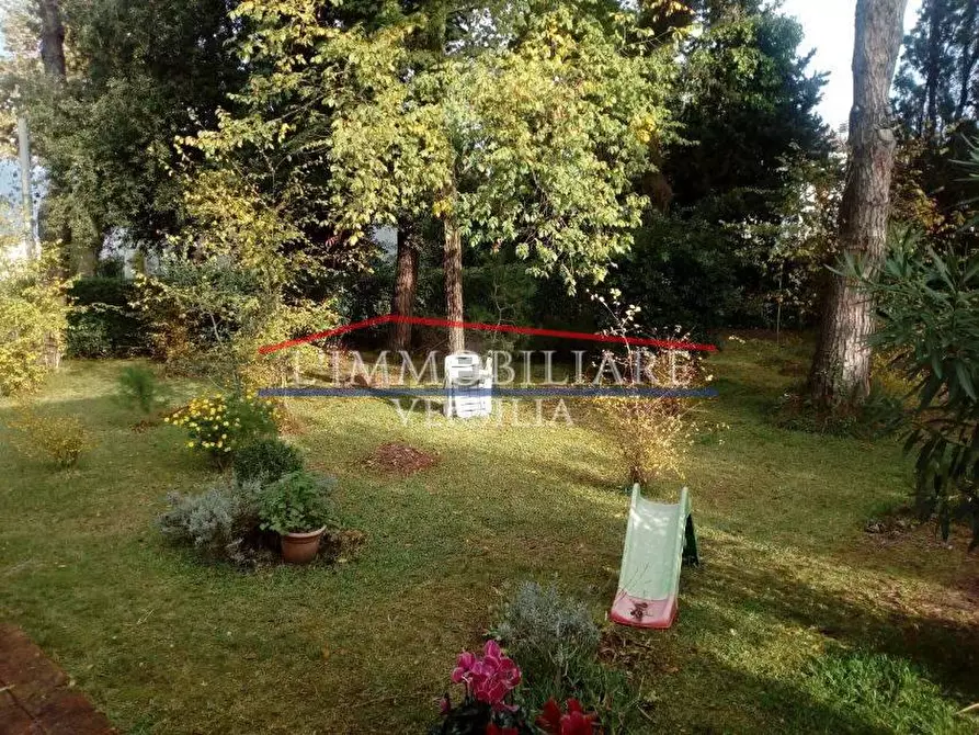 Immagine 2 di Villa in vendita  a Massa