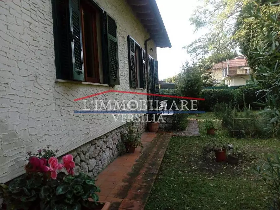 Immagine 22 di Villa in vendita  a Massa