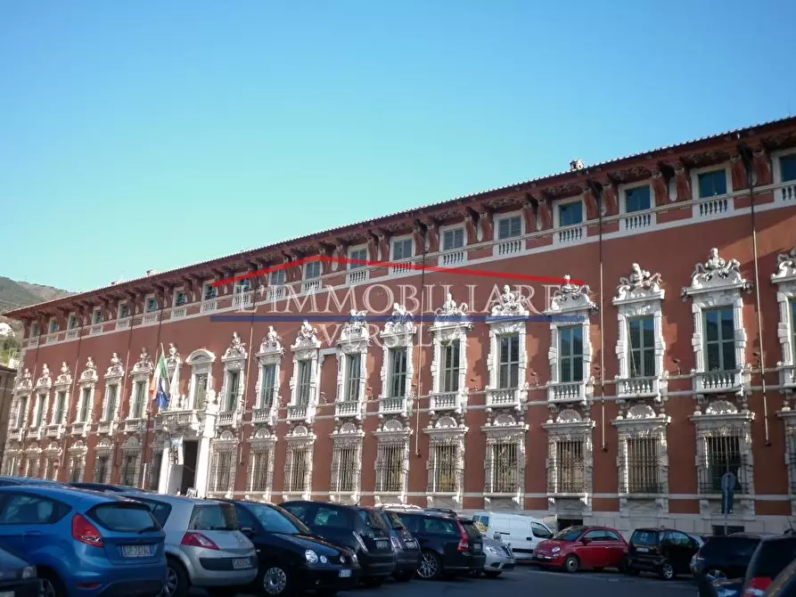 Immagine 4 di Locale commerciale in vendita  a Massa