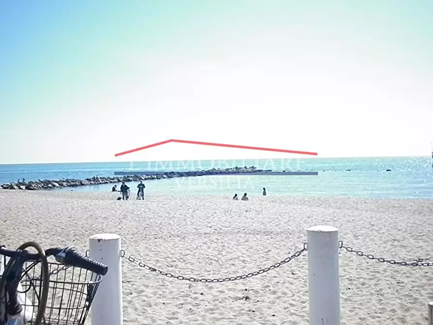 Immagine 8 di Locale commerciale in vendita  a Massa