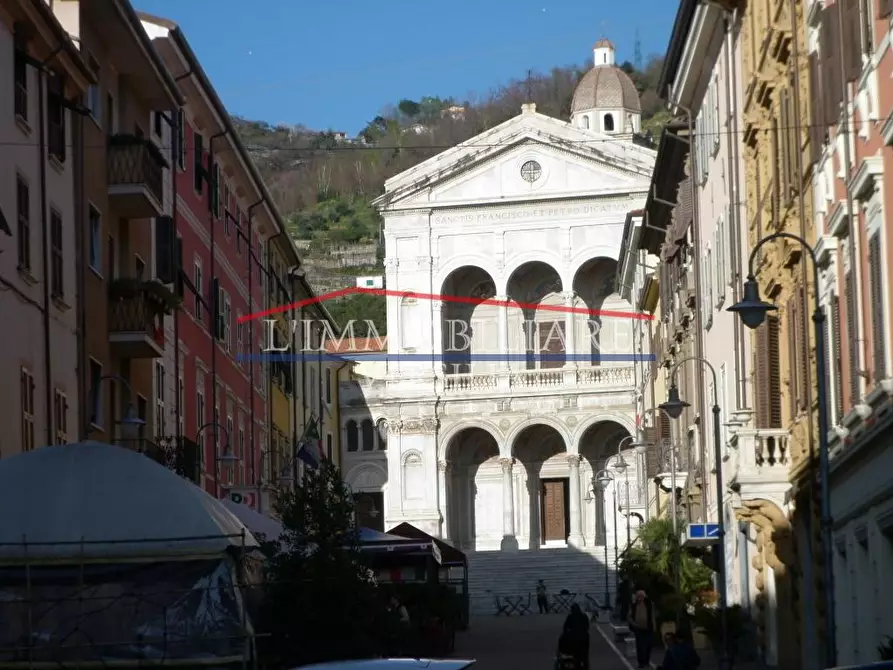 Immagine 5 di Locale commerciale in vendita  a Massa