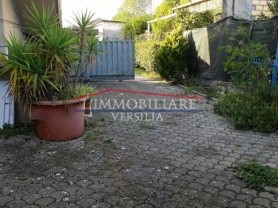 Immagine 22 di Ufficio in vendita  a Carrara