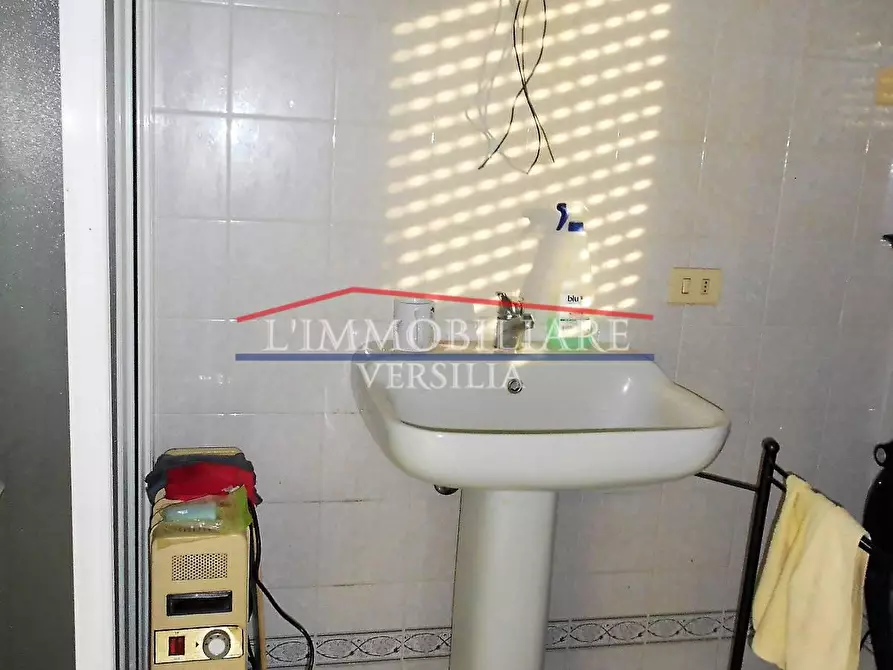 Immagine 9 di Ufficio in vendita  a Carrara