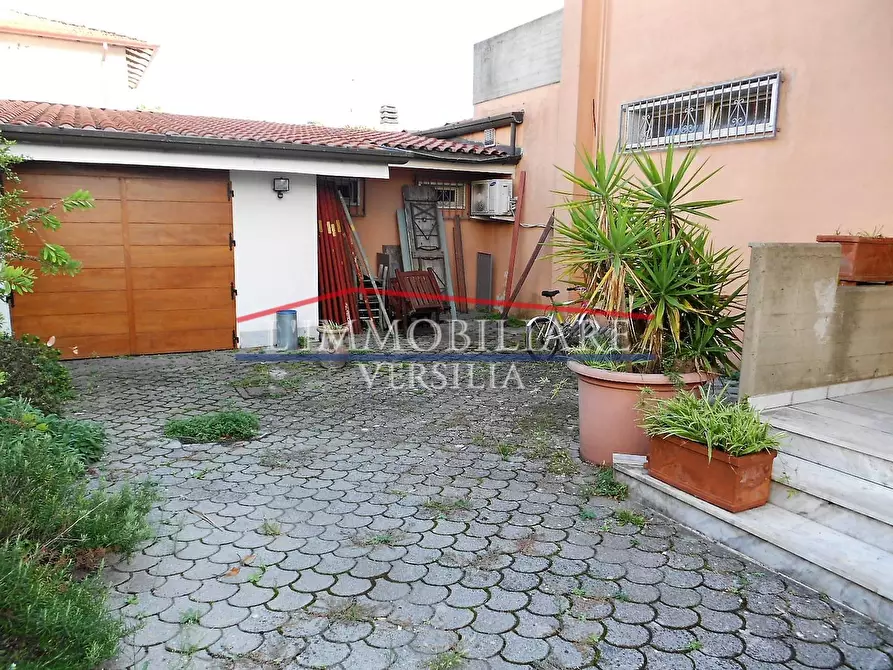 Immagine 19 di Ufficio in vendita  a Carrara