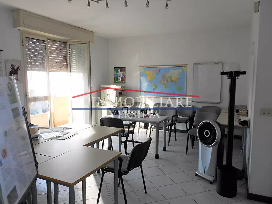 Immagine 4 di Ufficio in vendita  a Carrara