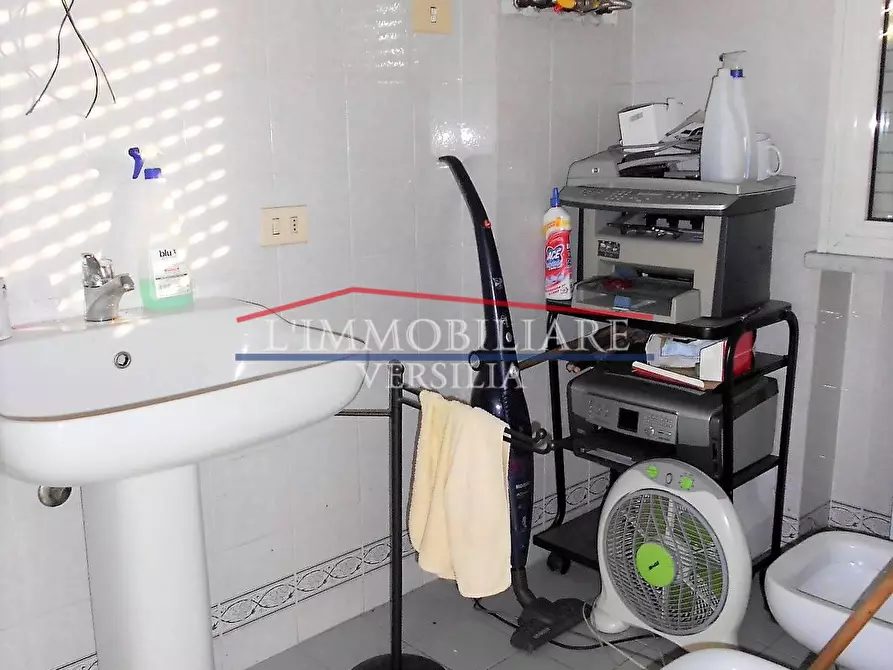 Immagine 10 di Ufficio in vendita  a Carrara