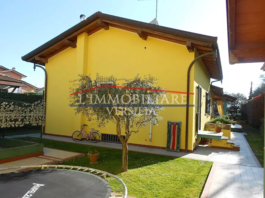 Immagine 23 di Villa in vendita  a Seravezza