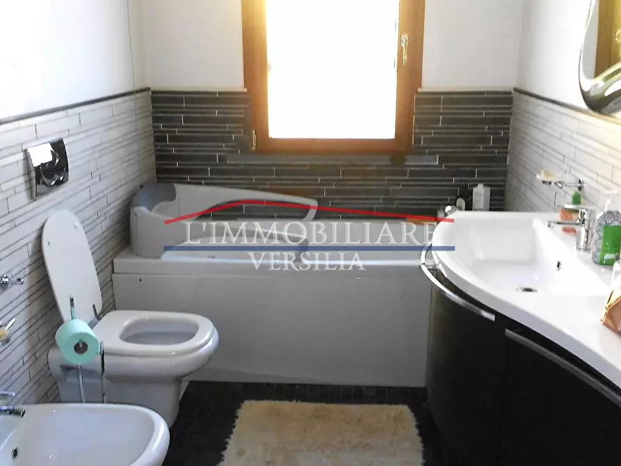 Immagine 19 di Villa in vendita  a Seravezza