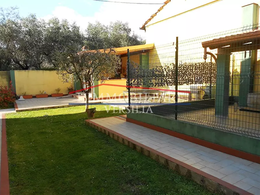 Immagine 50 di Villa in vendita  a Seravezza