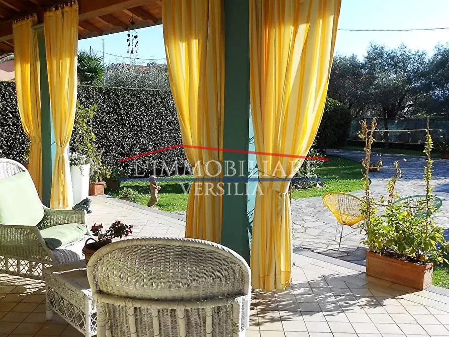 Immagine 2 di Villa in vendita  a Seravezza