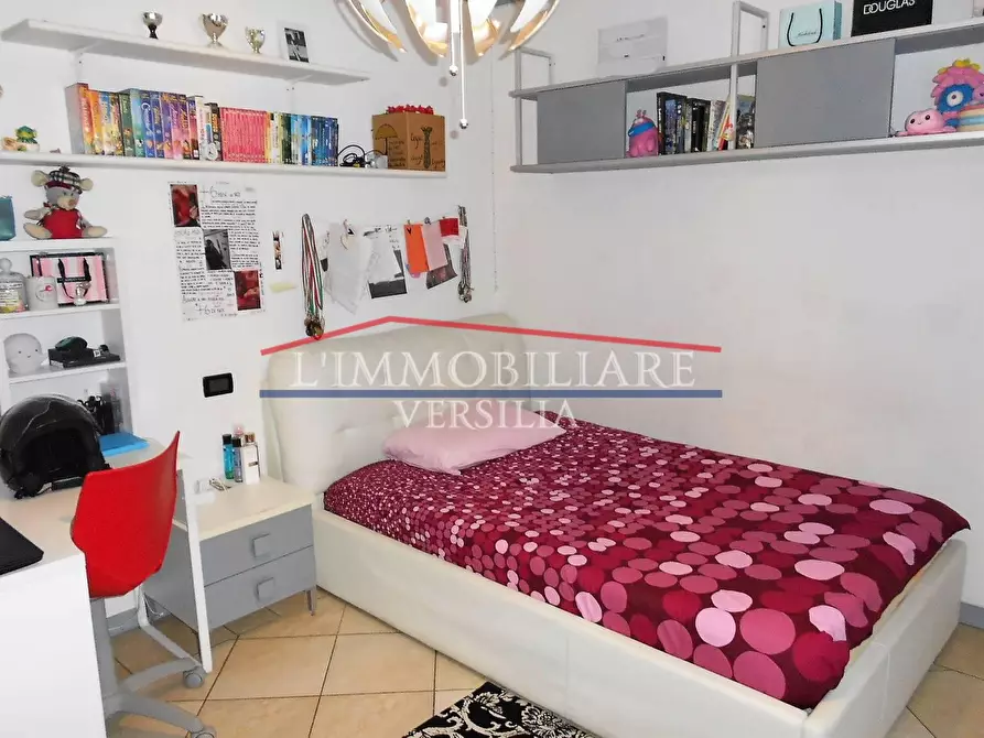 Immagine 18 di Villa in vendita  a Seravezza