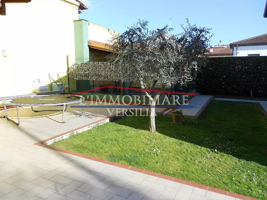 Immagine 62 di Villa in vendita  a Seravezza