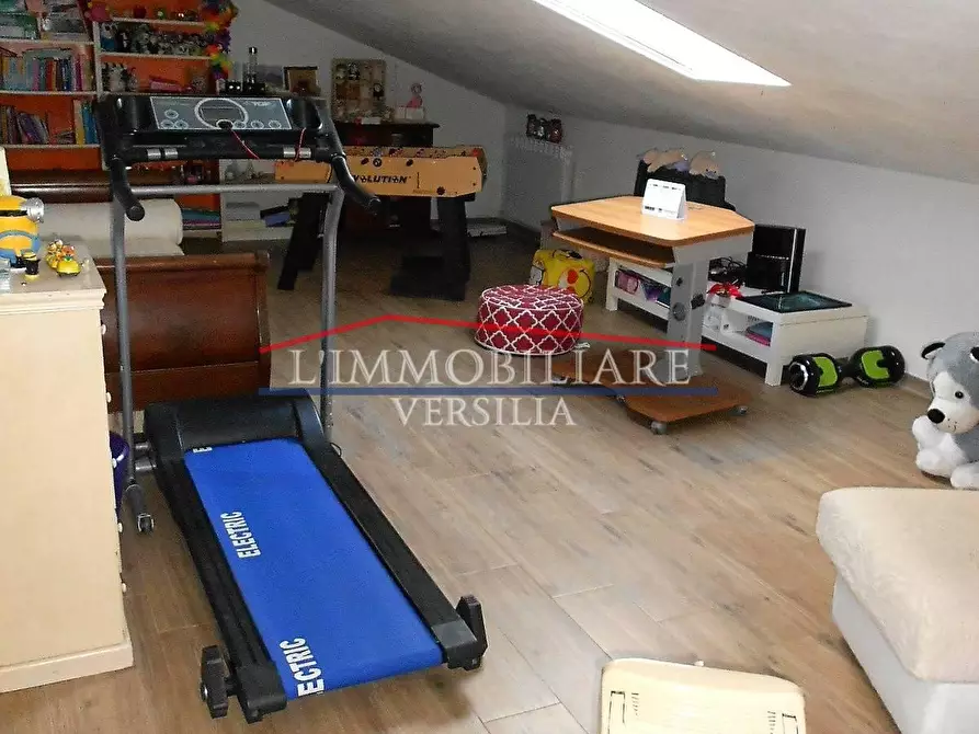 Immagine 21 di Villa in vendita  a Seravezza