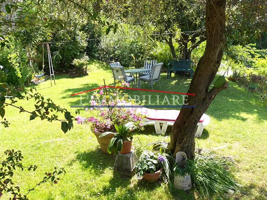 Immagine 39 di Villa in vendita  a Massa