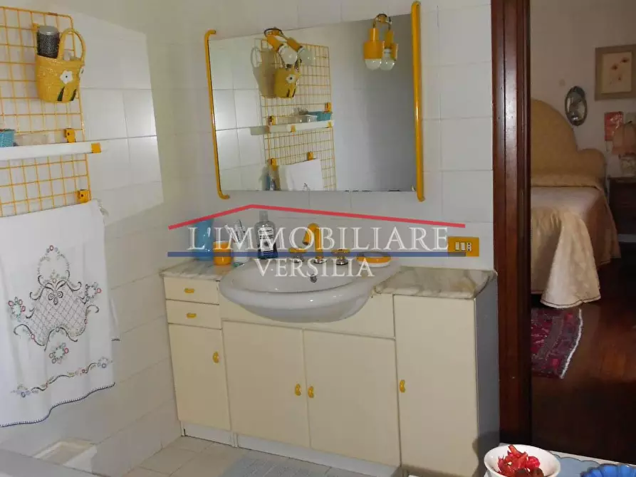 Immagine 34 di Villa in vendita  a Massa