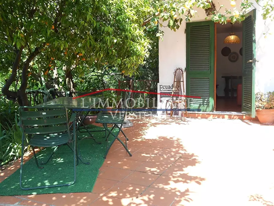 Immagine 48 di Villa in vendita  a Massa