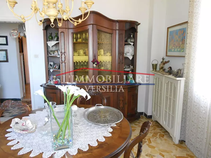 Immagine 70 di Villa in vendita  a Massa