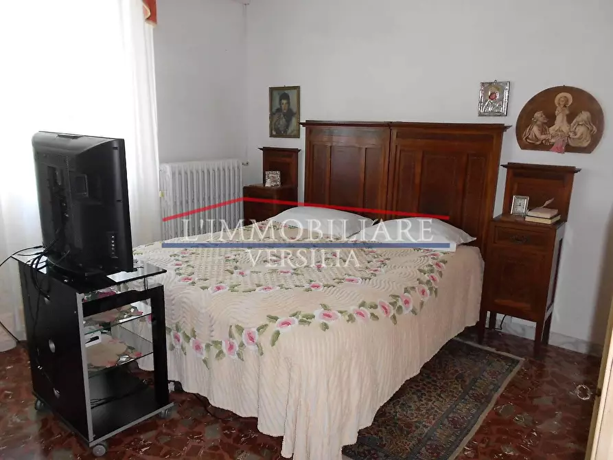 Immagine 26 di Villa in vendita  a Massa