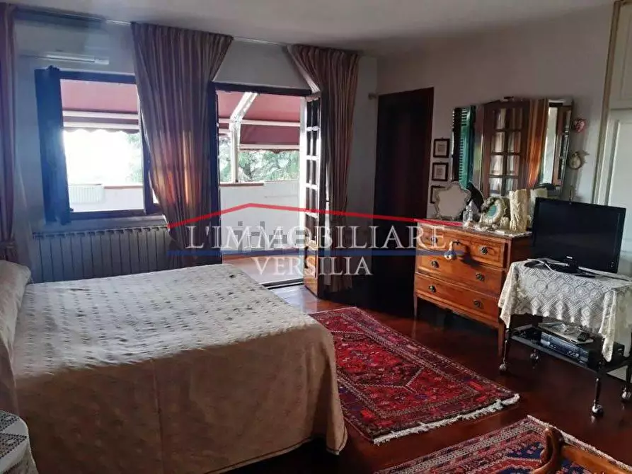 Immagine 90 di Villa in vendita  a Massa