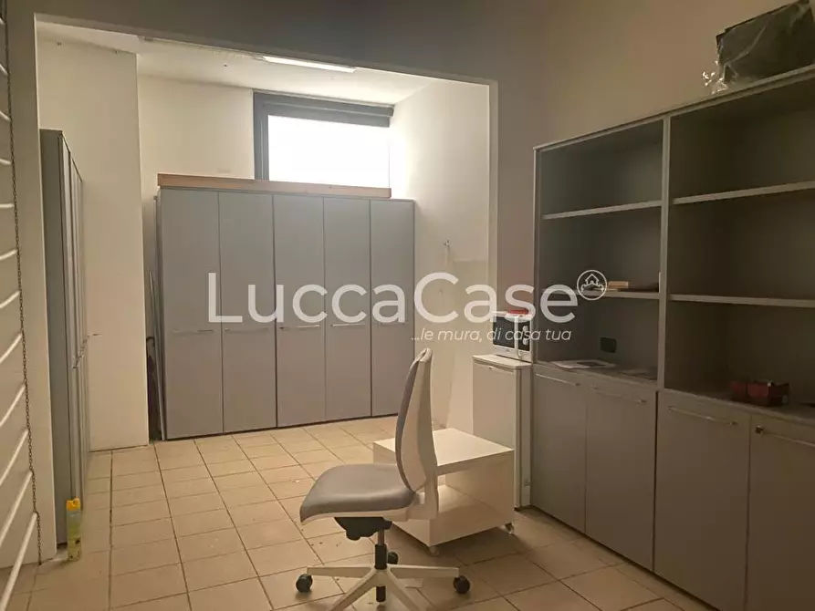 Immagine 10 di Locale commerciale in affitto  a Lucca