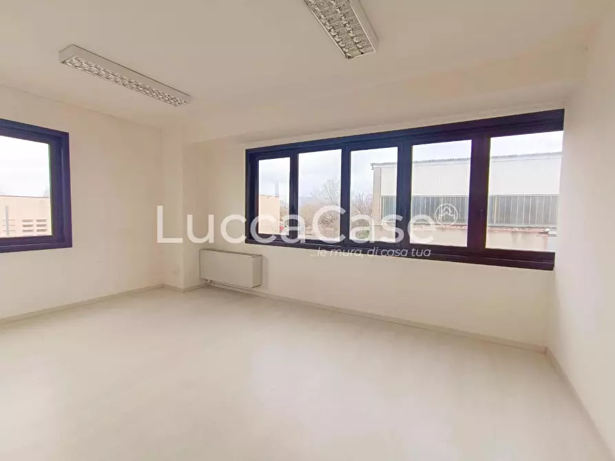 Immagine 4 di Ufficio in affitto  a Lucca