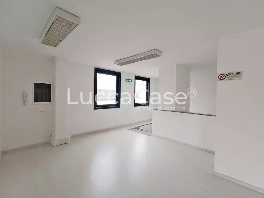 Immagine 8 di Ufficio in affitto  a Lucca