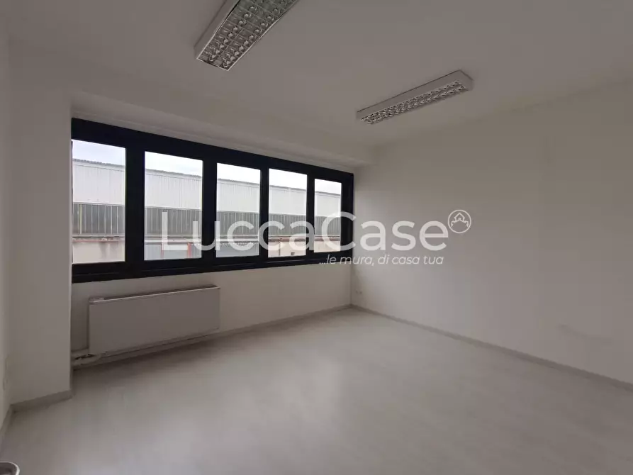 Immagine 6 di Ufficio in affitto  a Lucca