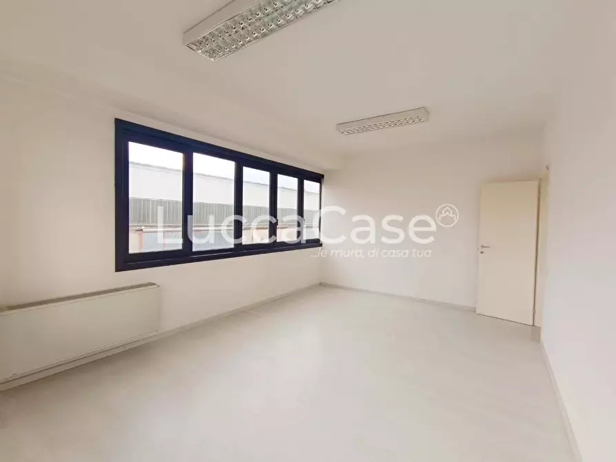 Immagine 3 di Ufficio in affitto  a Lucca