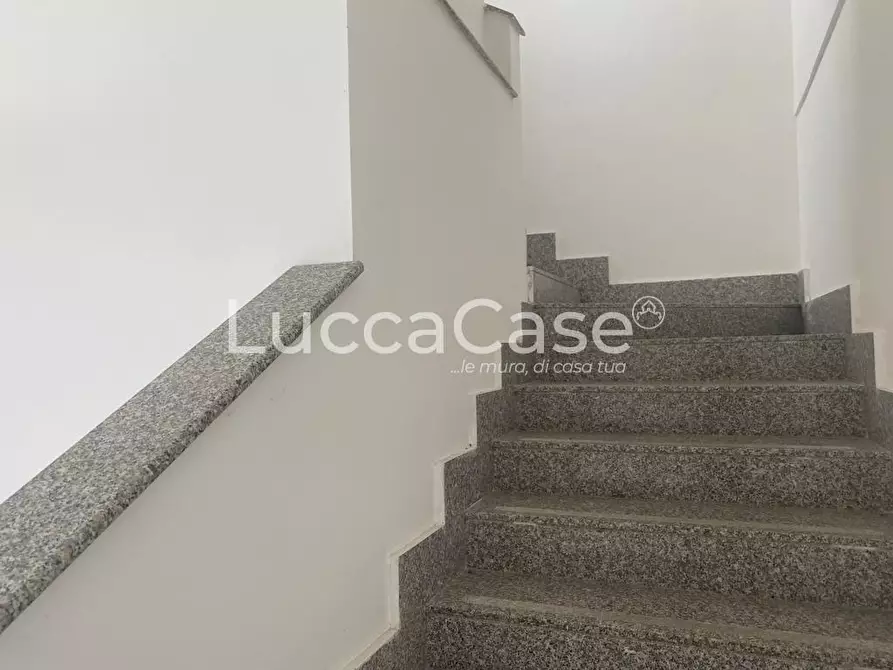 Immagine 10 di Ufficio in affitto  a Lucca