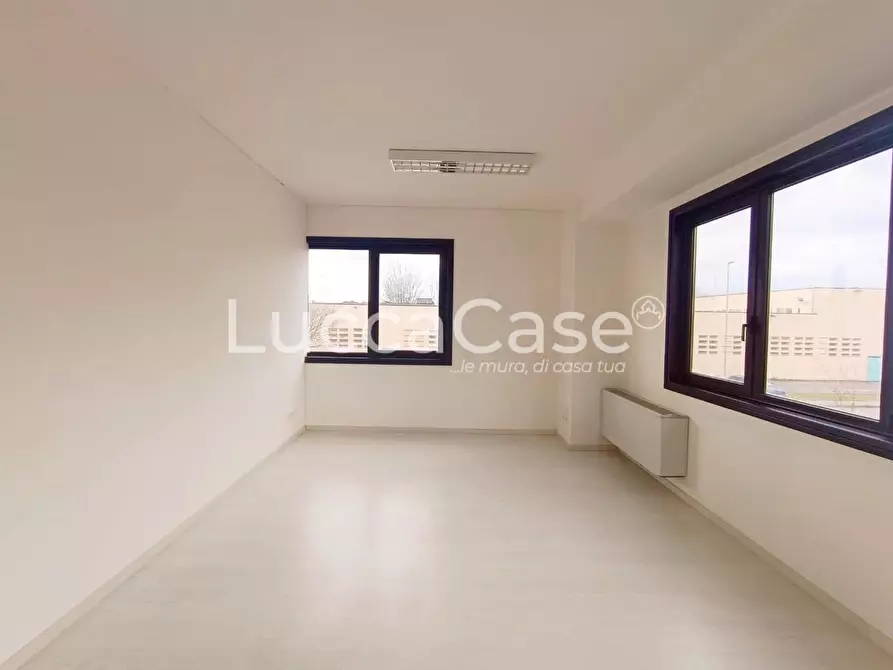 Immagine 5 di Ufficio in affitto  a Lucca