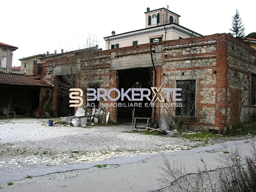 Immagine 1 di Magazzino in vendita  a Carrara