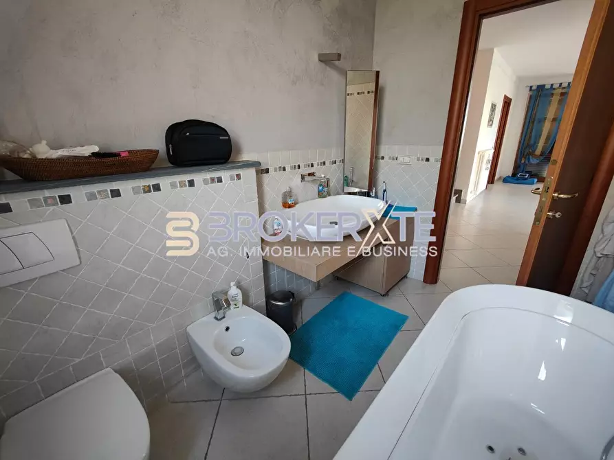 Immagine 10 di Villa in vendita  a Castelnuovo Magra