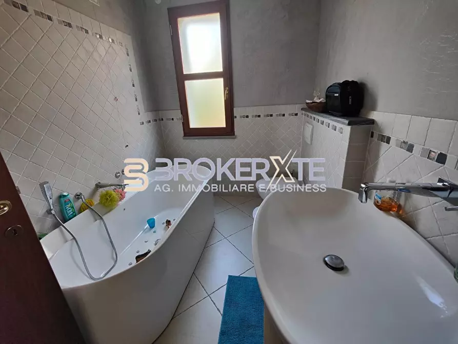 Immagine 8 di Villa in vendita  a Castelnuovo Magra