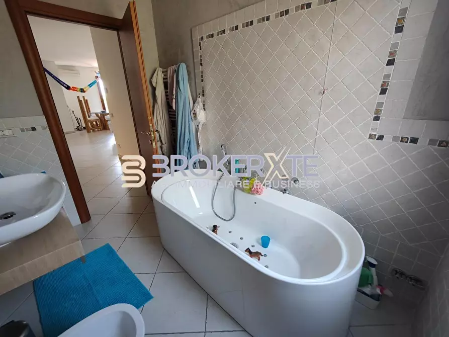 Immagine 9 di Villa in vendita  a Castelnuovo Magra
