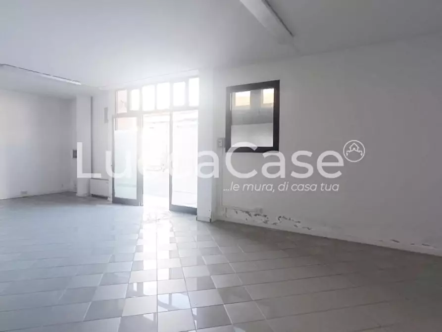 Immagine 8 di Ufficio in affitto  a Lucca