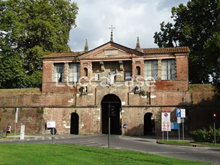 Immagine 10 di Ufficio in affitto  a Lucca