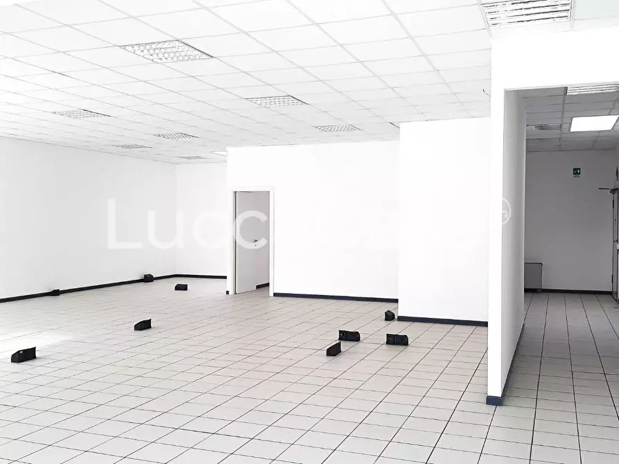 Immagine 8 di Ufficio in affitto  a Lucca