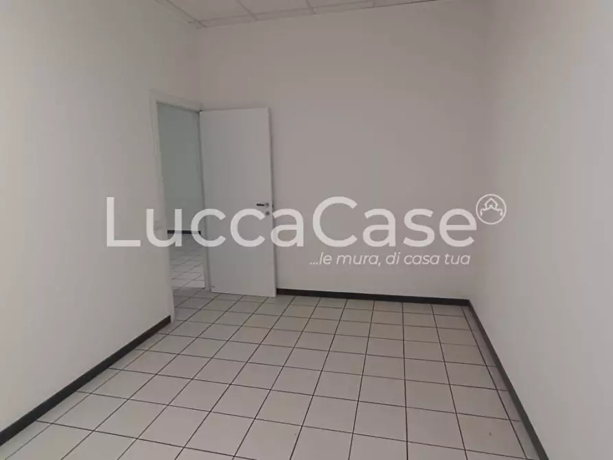Immagine 15 di Ufficio in affitto  a Lucca