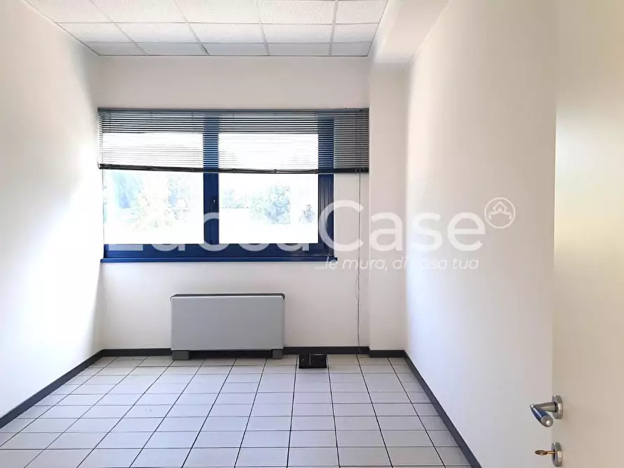 Immagine 10 di Ufficio in affitto  a Lucca