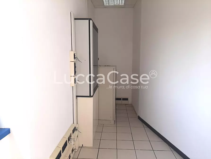 Immagine 13 di Ufficio in affitto  a Lucca