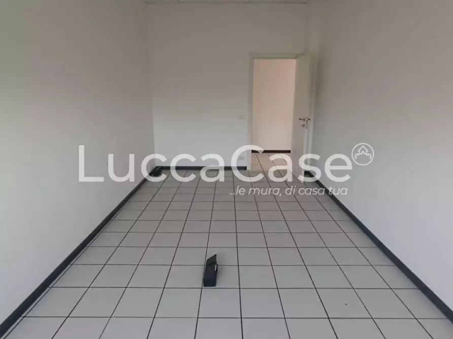 Immagine 16 di Ufficio in affitto  a Lucca