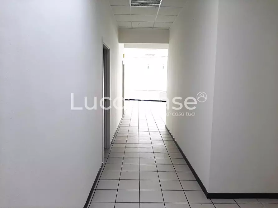 Immagine 11 di Ufficio in affitto  a Lucca