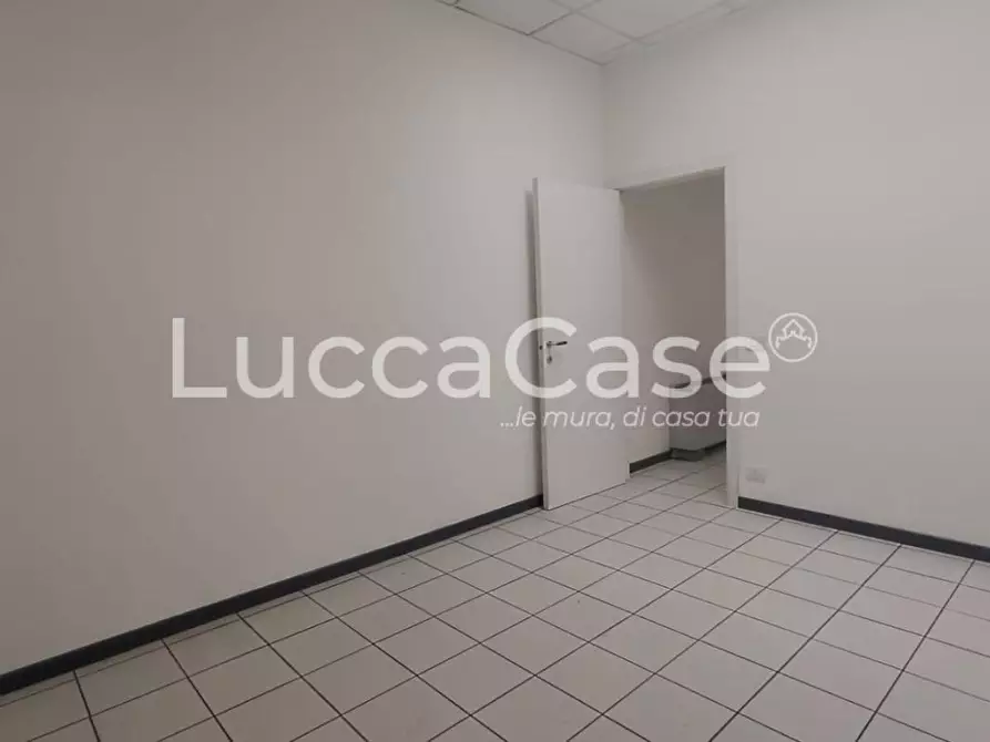 Immagine 18 di Ufficio in affitto  a Lucca