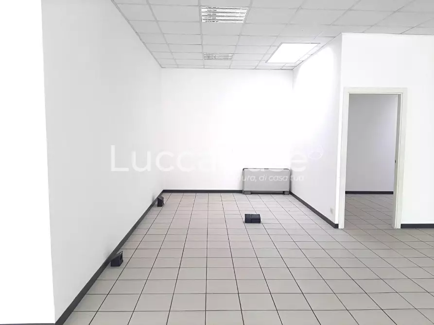 Immagine 9 di Ufficio in affitto  a Lucca