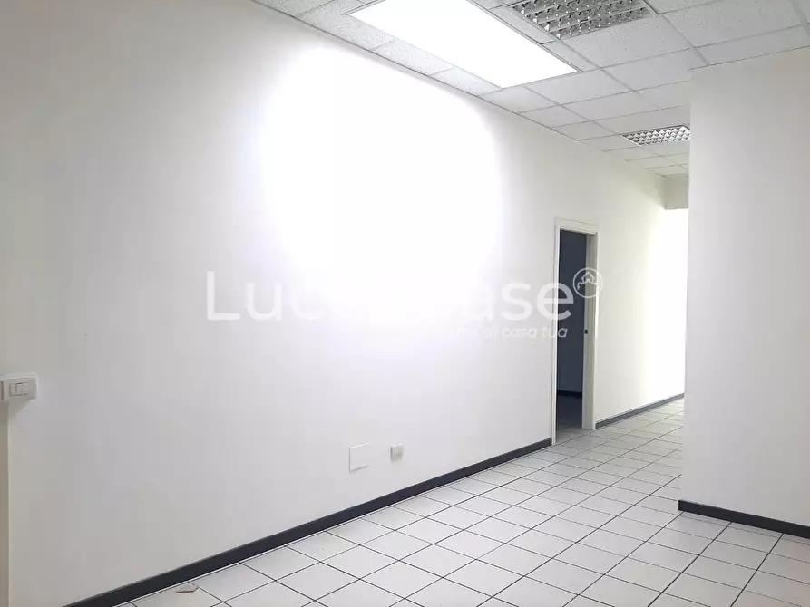 Immagine 12 di Ufficio in affitto  a Lucca