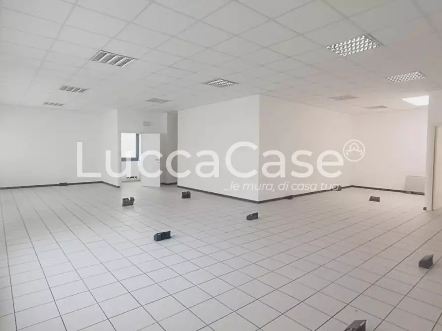 Immagine 11 di Ufficio in vendita  a Lucca